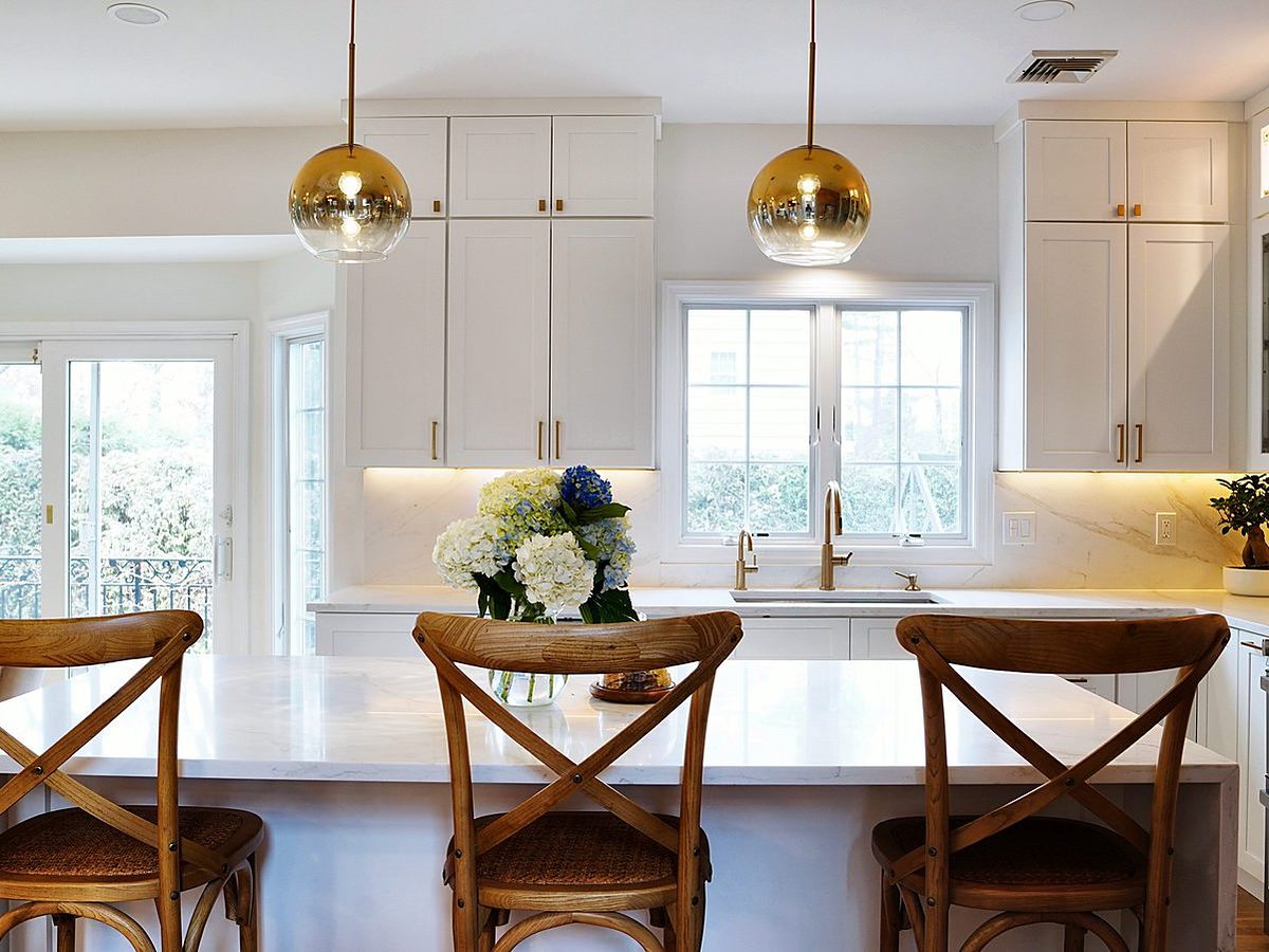 Shaker kitchen — Fabuwood Galaxy in Dove with a Timber hood, Oradell NJ