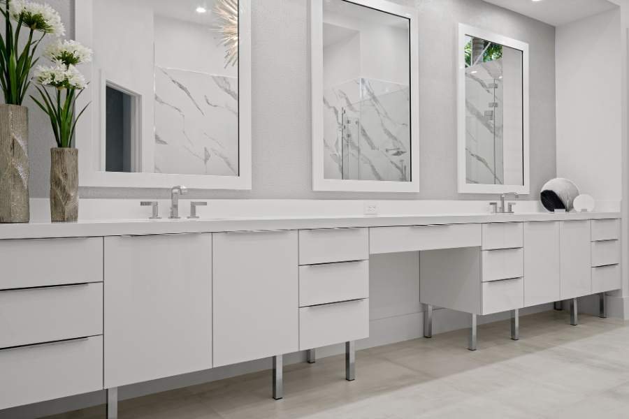 Bianco gloss acrylic, Metropolitan door — Eclipse photo