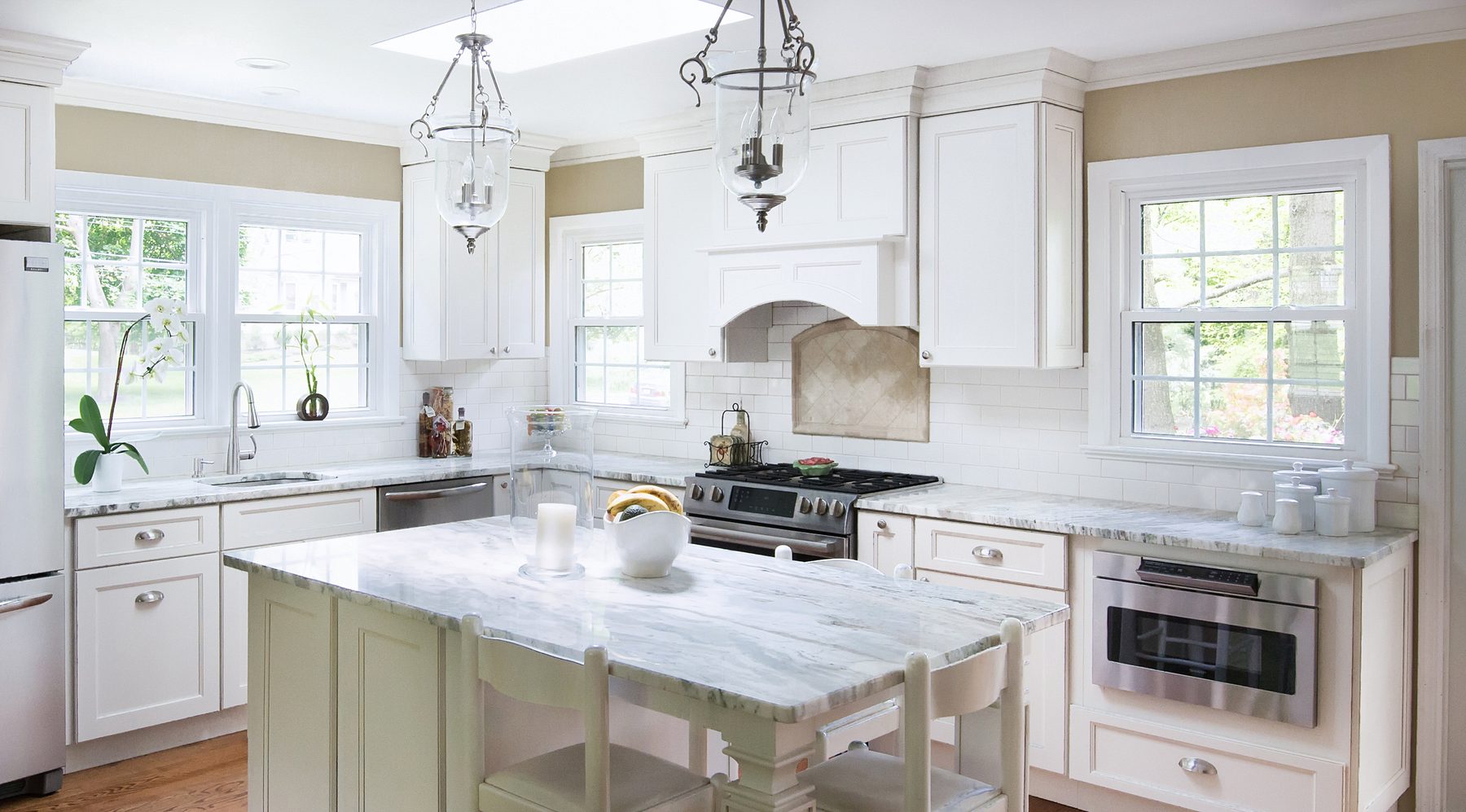 Fabuwood Fusion in Blanc with a granite island and an arched hood