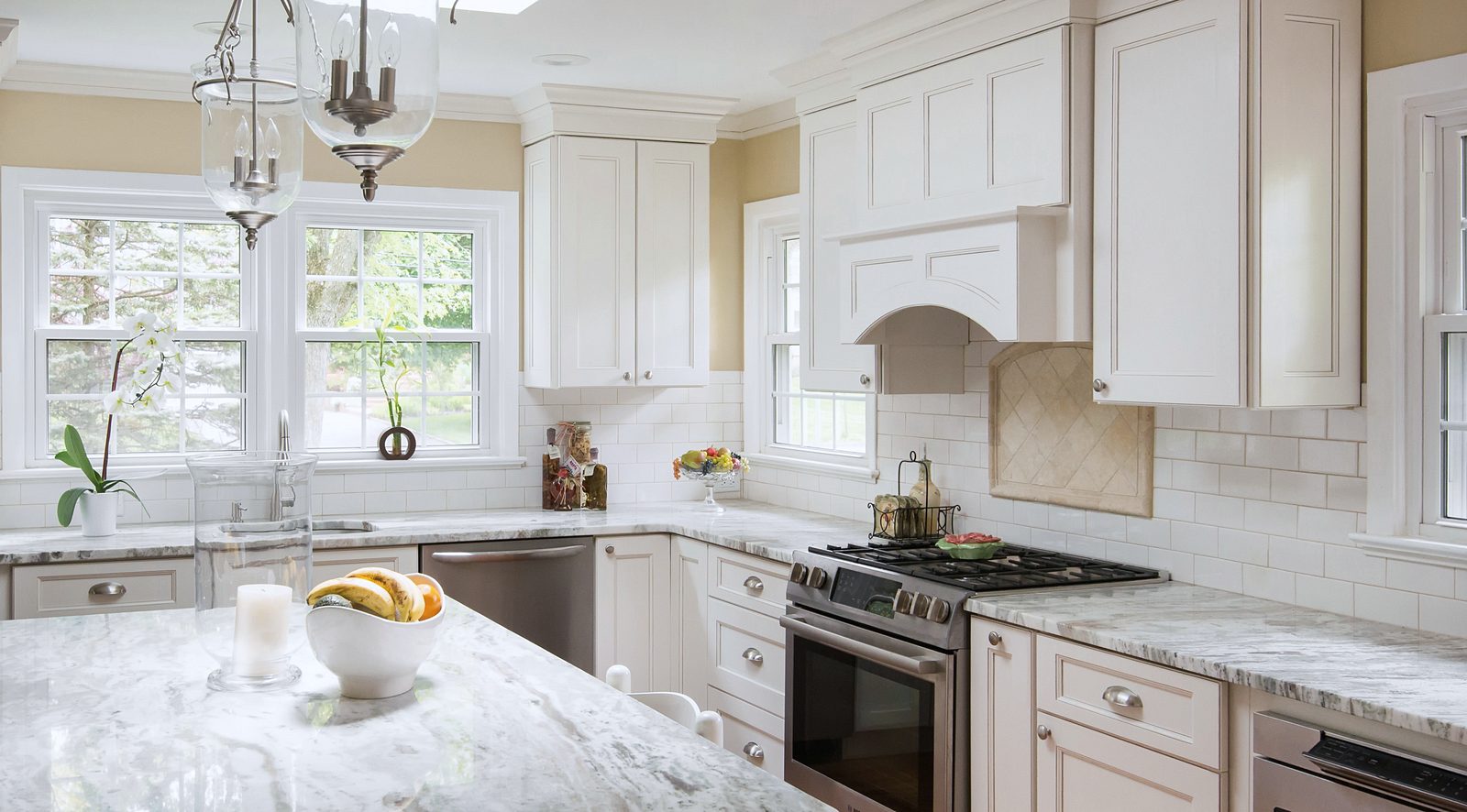 Fabuwood Fusion in Blanc with a granite island and an arched hood — photo 6