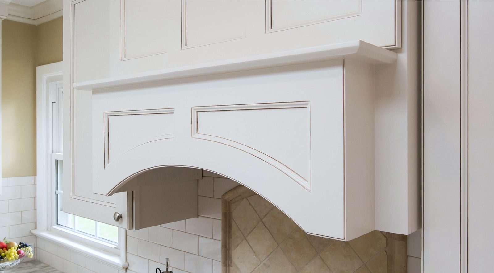 Fabuwood Fusion in Blanc with a granite island and an arched hood — photo 7