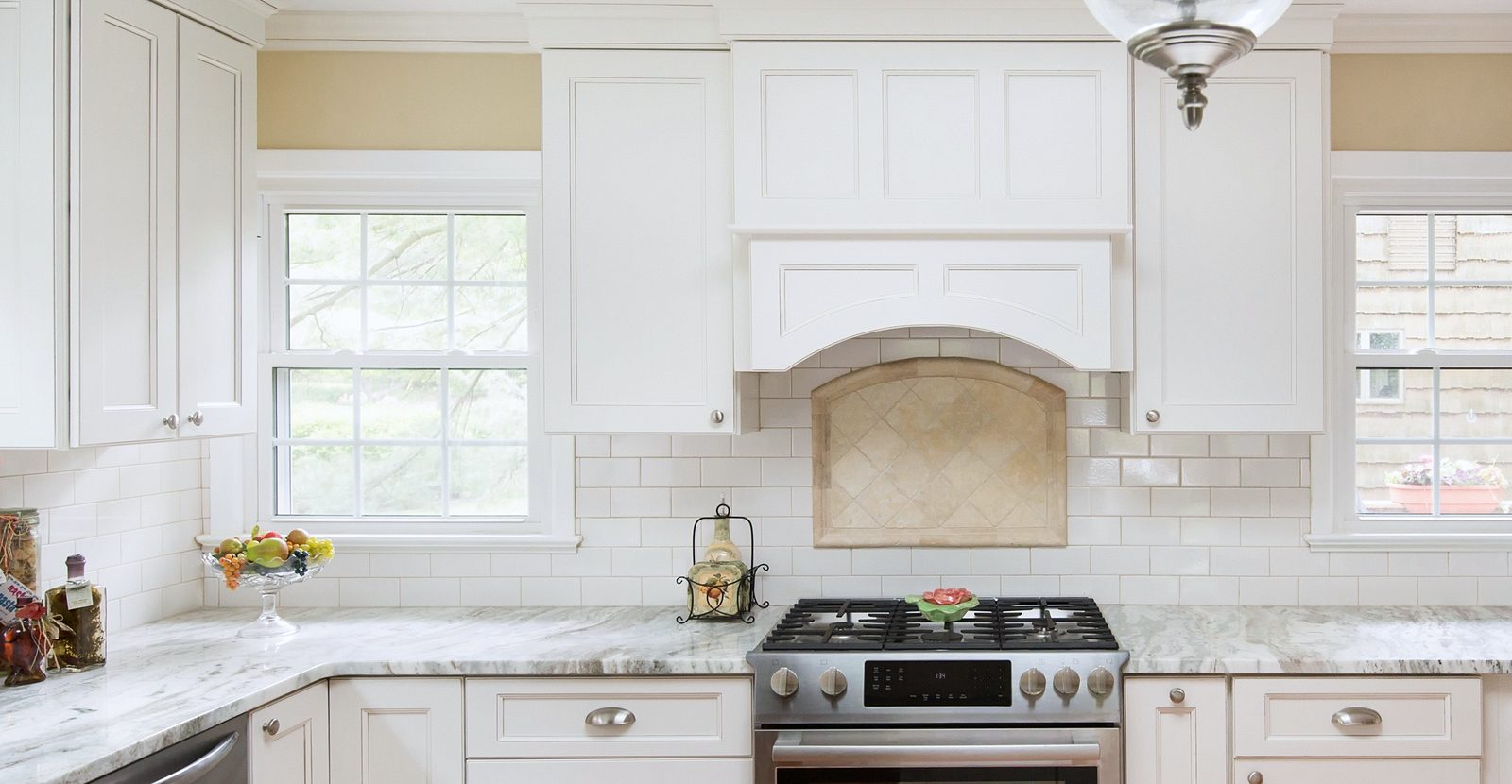 Fabuwood Fusion in Blanc with a granite island and an arched hood — photo 8