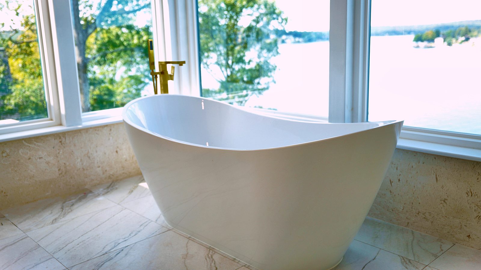 Freestanding tub facing the lake