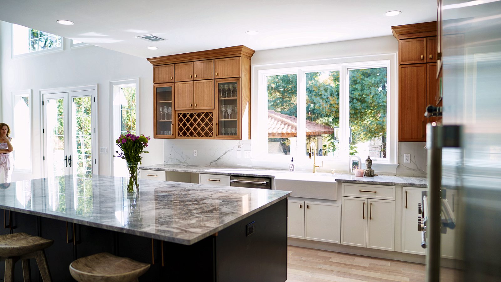 Island under the window wall with stools