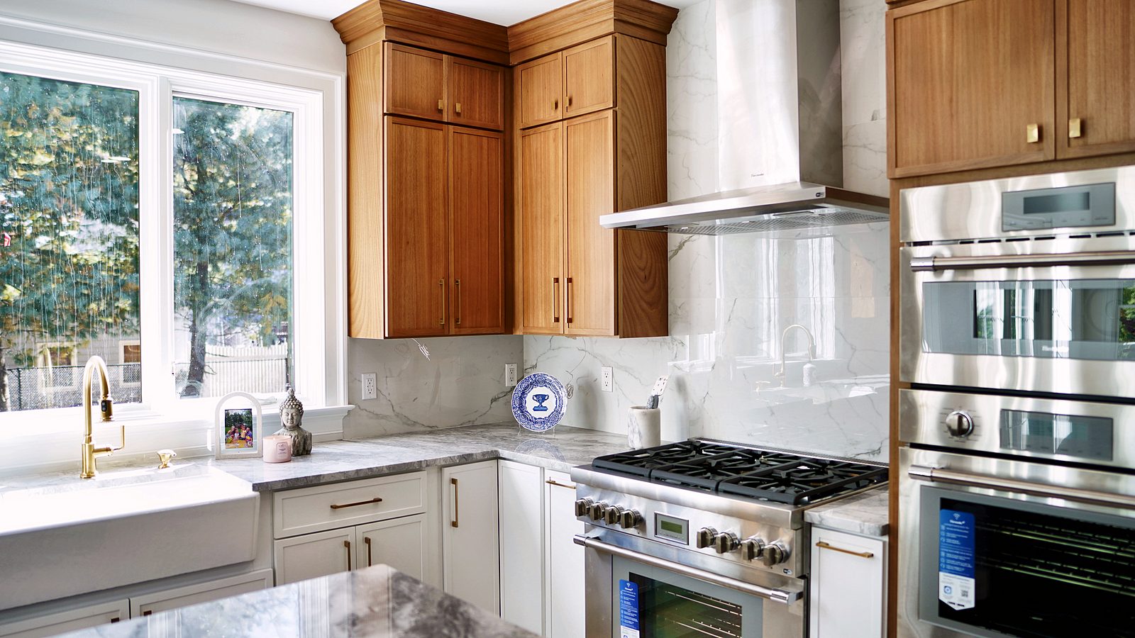 Range and wall oven in Petit White