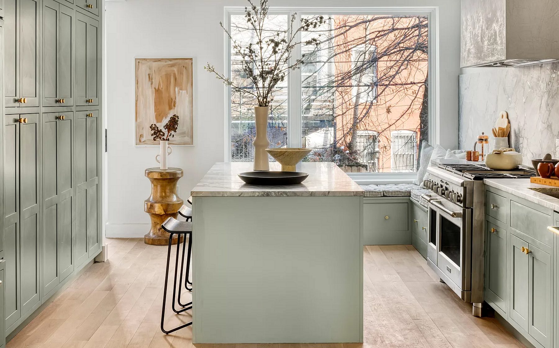 Shiloh Hanover inset in Mindful Gray with a marble slab backsplash