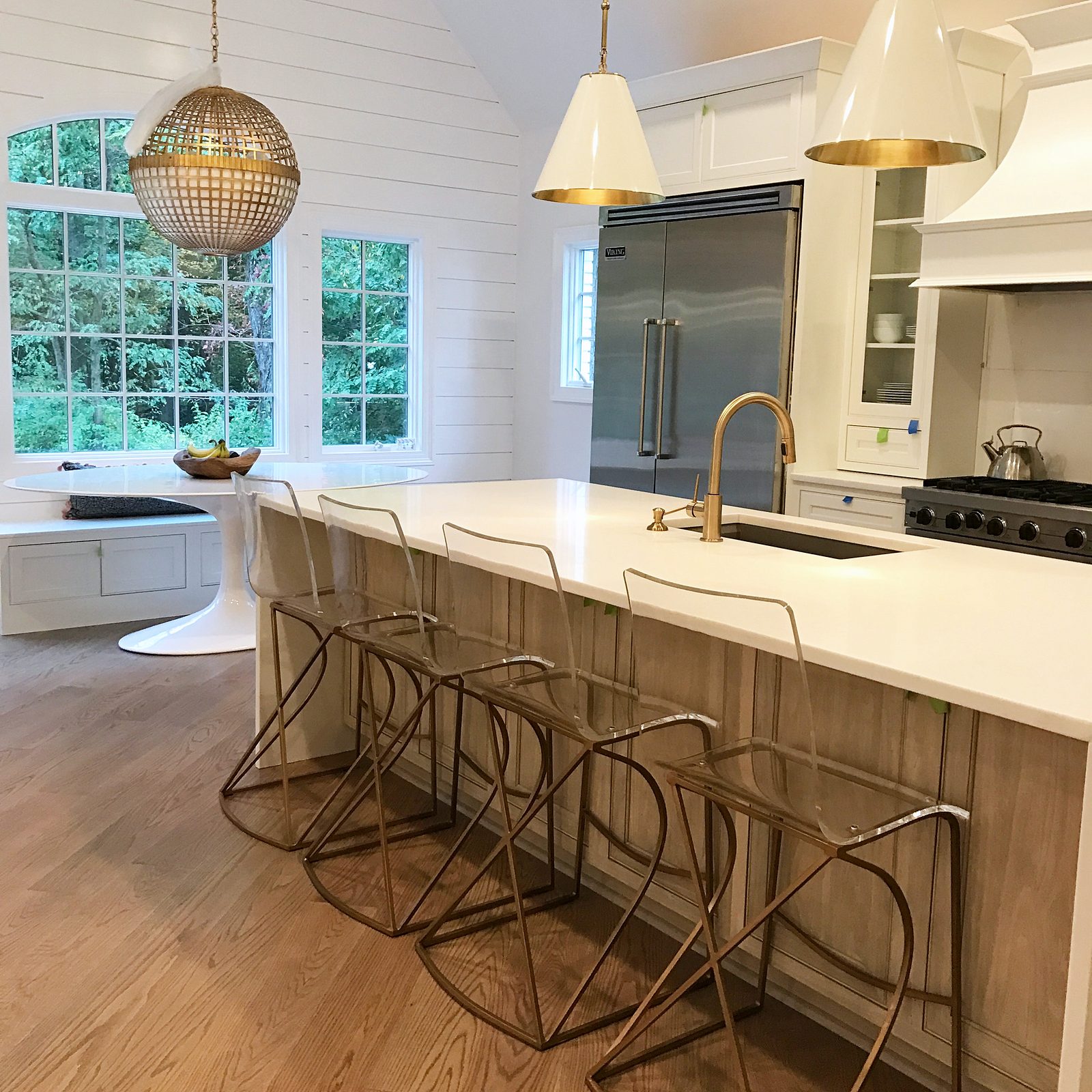 Shiloh Heritage door, Polar perimeter, Seagull island (archive label) — Shiloh Heritage kitchen in Polar and Seagull with a full-height marble backsplash