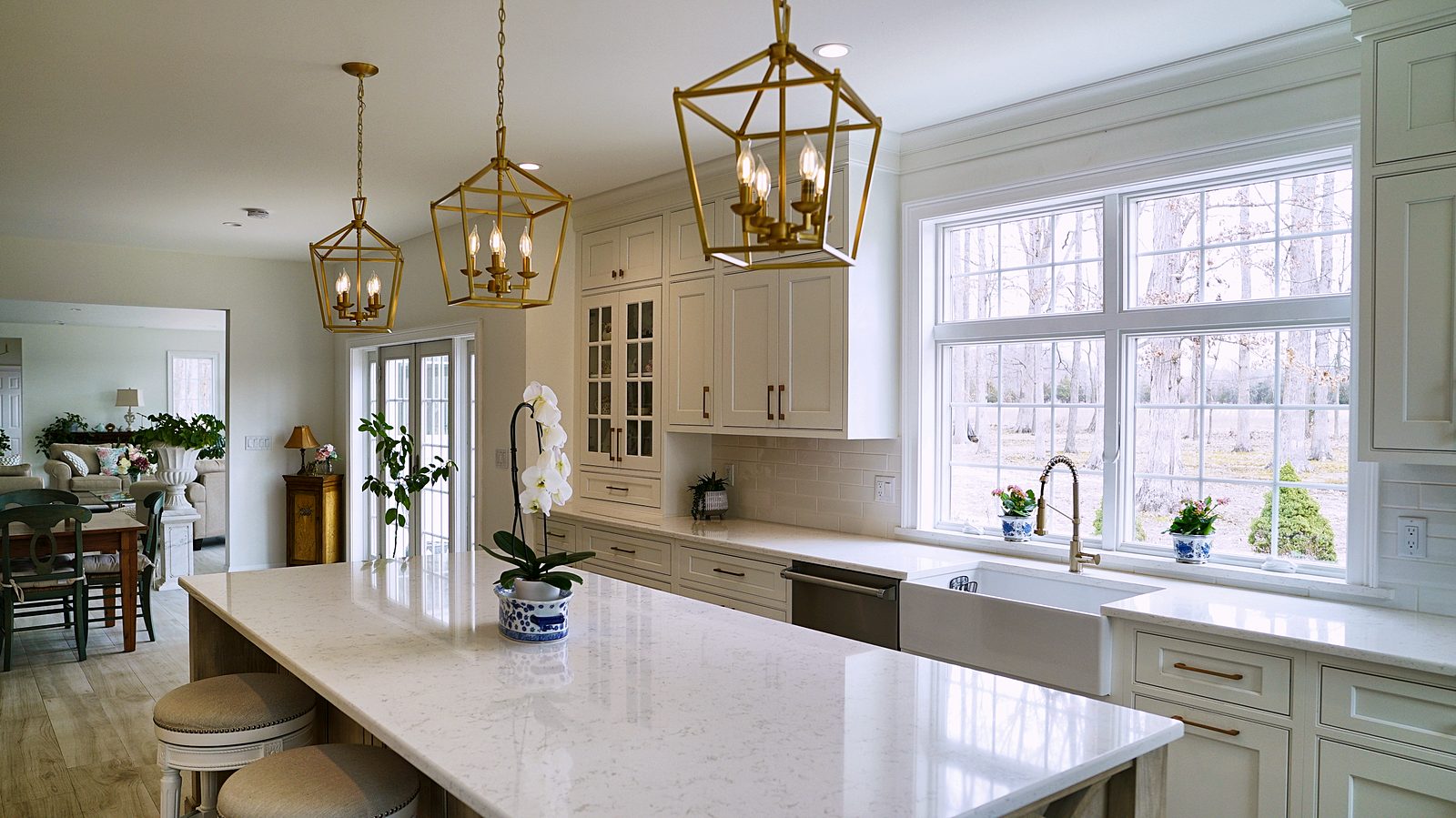 Island with lantern pendants, farmhouse sink and the window wall