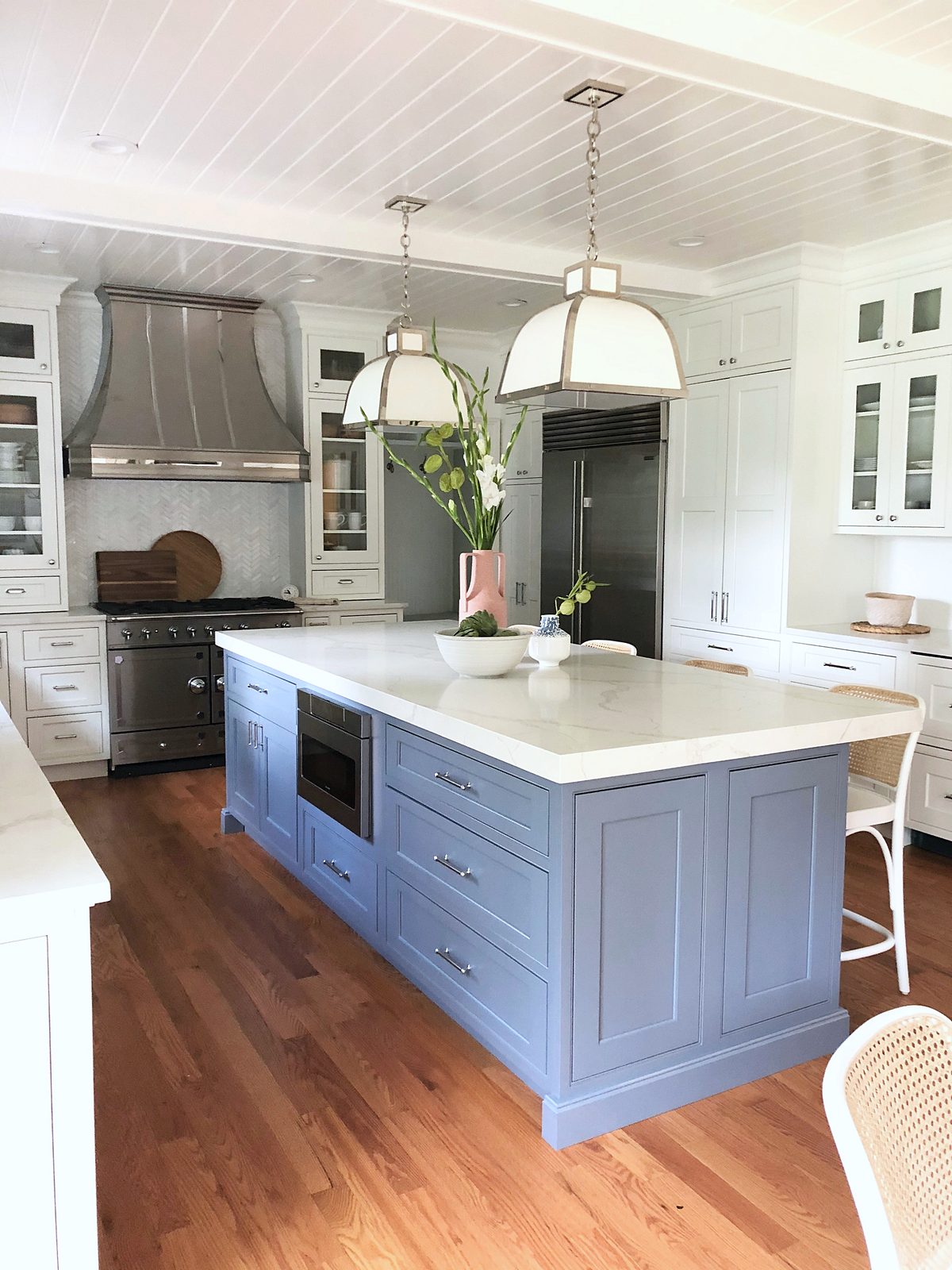 Calacatta Leon quartz — Shiloh Heritage in Polar with a navy island and Calacatta Leon
