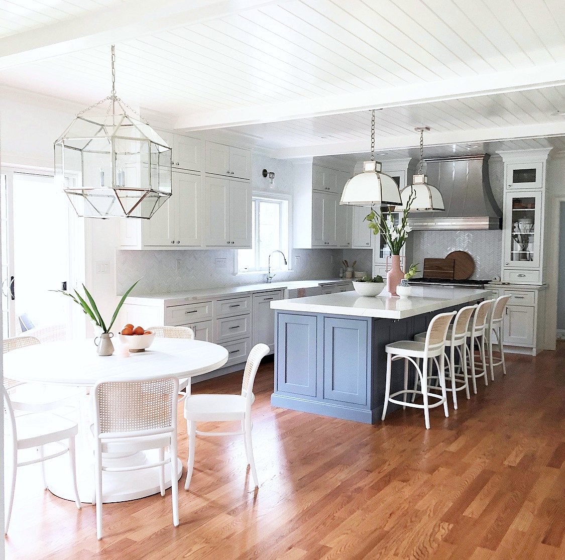 Shiloh Heritage in Polar with a navy island and Calacatta Leon — photo 5