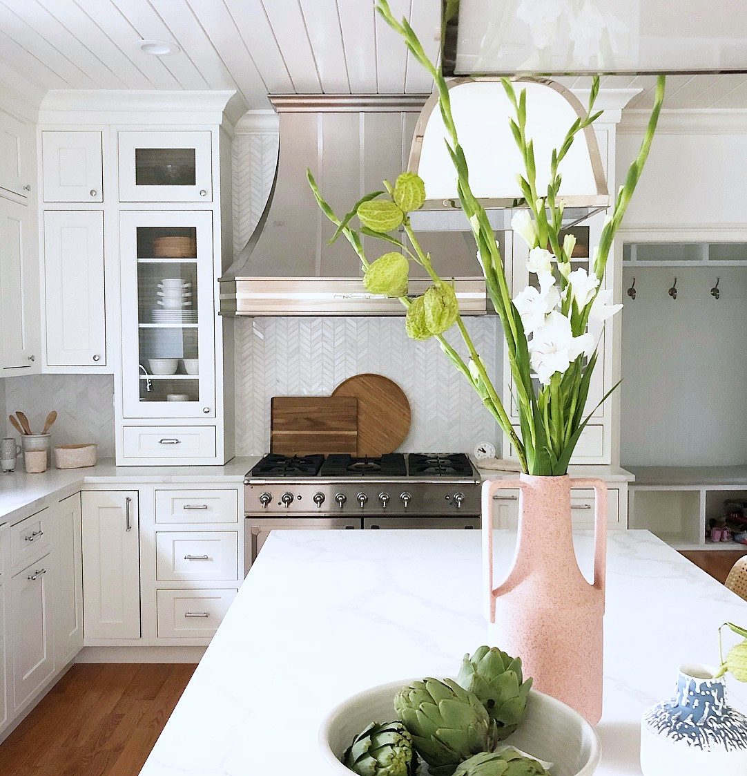 Shiloh Heritage in Polar with a navy island and Calacatta Leon — photo 6