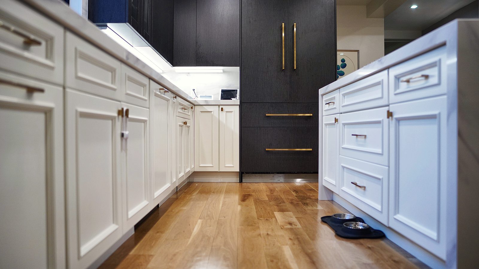 Island with marble-pattern quartz and brass pulls