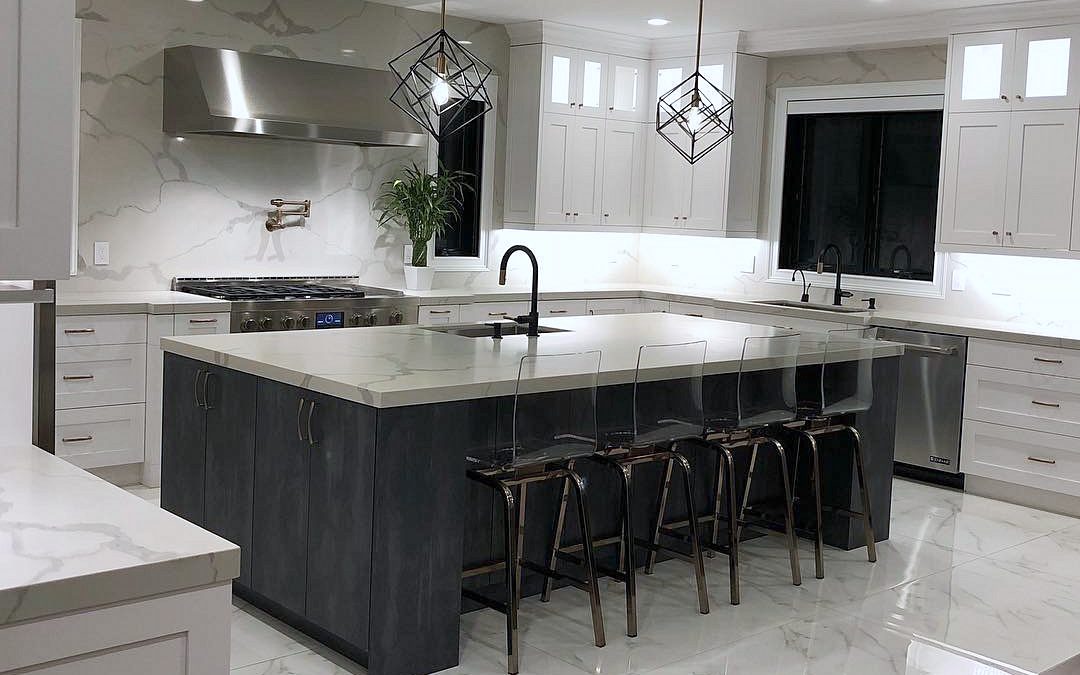 St. Martin white shaker perimeter (archive label) — St. Martin white shaker kitchen with a black island and a marble-look slab backsplash