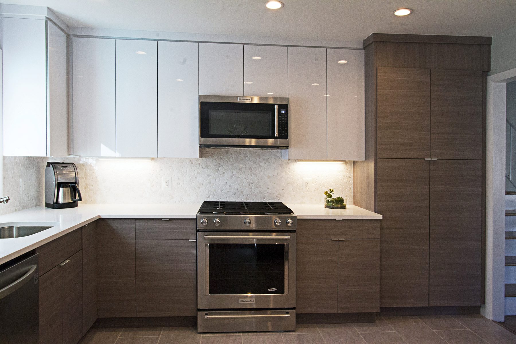 White high-gloss and wood-grain slab kitchen
