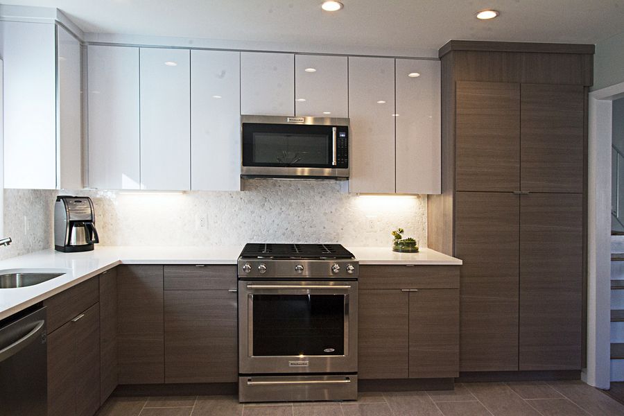 White high-gloss and wood-grain slab kitchen